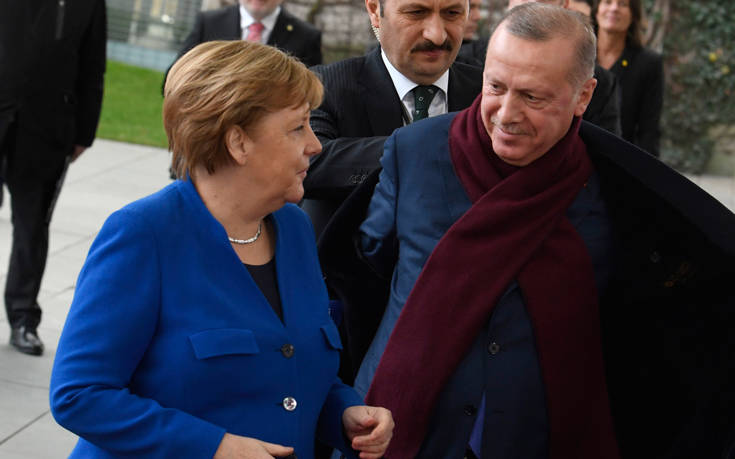 Μέρκελ: «Απαράδεκτο ο Ερντογάν να χρησιμοποιεί πρόσφυγες για να εκφράσει τη δυσαρέσκειά του προς την ΕΕ»