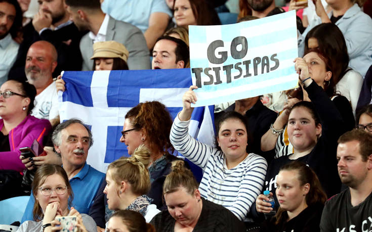 Australian Open: Έλληνες έκαναν την εξέδρα στο ματς του Τσιτσιπά… ποδοσφαιρική