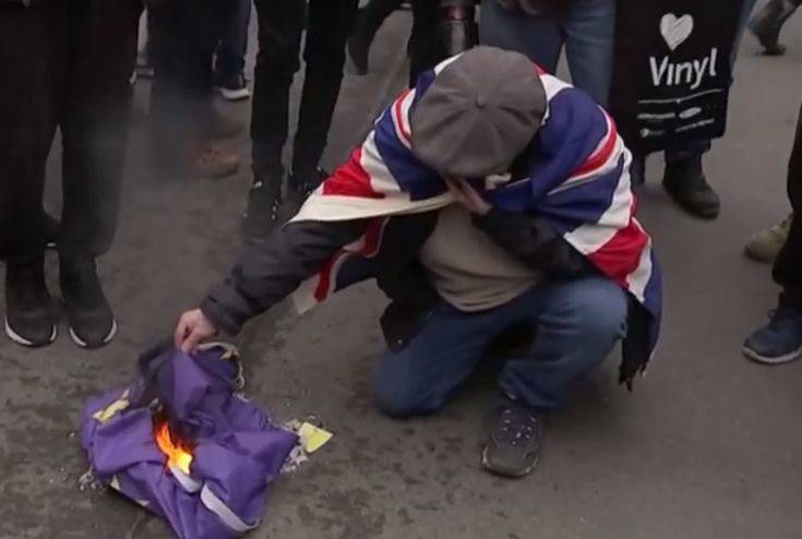 Βρετανία: Οπαδός του Brexit έκαψε σημαία της ΕΕ στην καρδιά του Λονδίνου