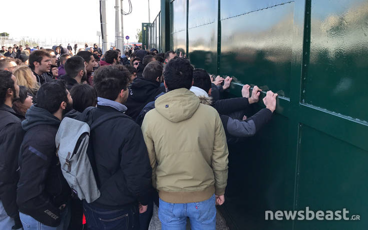Ένταση με φοιτητές έξω από το υπουργείο Παιδείας, προσπαθούν να ανοίξουν την πύλη