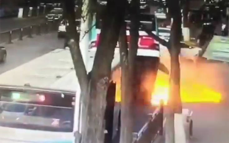 Ο δρόμος άνοιξε και «κατάπιε» λεωφορείο στην Κίνα, έξι νεκροί