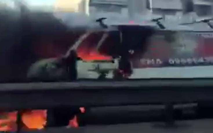 Οι πρώτες εικόνες από το φορτηγάκι που άρπαξε φωτιά στον Κηφισό – Μποτιλιάρισμα στο σημείο
