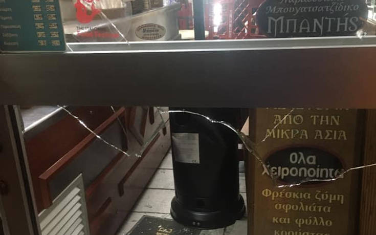 Έσπασαν την τζαμαρία γνωστού μπουγατσατζίδικου στη Θεσσαλονίκη για λίγα… κέρματα
