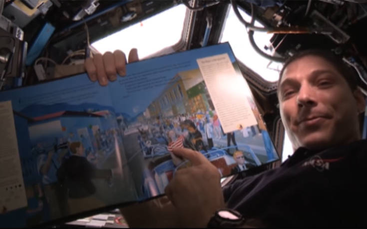 Αστροναύτες διαβάζουν από το διάστημα βιβλία σε μικρά παιδιά για να κοιμηθούν