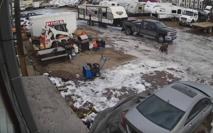 Δεν είναι καλή ιδέα να βγάλεις το σκύλο σου βόλτα στον πάγο