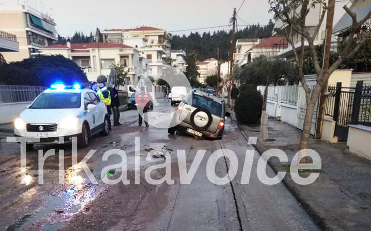 Άνοιξε ο δρόμος και κατάπιε αυτοκίνητο