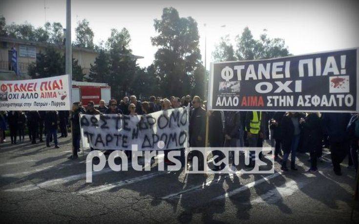 Συμβολικός αποκλεισμός στην Πατρών – Πύργου μετά το τροχαίο με νεκρούς δύο εκπαιδευτικούς