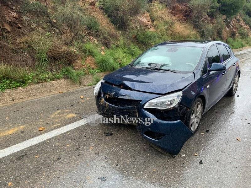 Φωτογραφίες από πέτρα που έπεσε πάνω σε αυτοκίνητο στα Χανιά λόγω της κακοκαιρίας