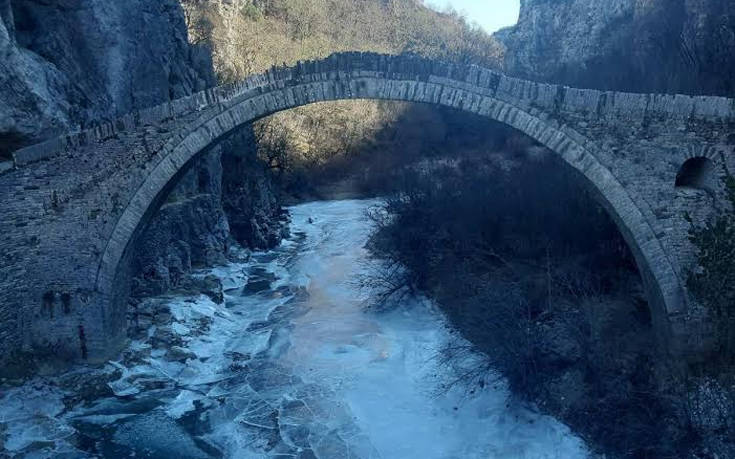 Ήπειρος: Πάγωσε το ποτάμι στο πέτρινο γεφύρι του Κόκκορη στο Ζαγόρι