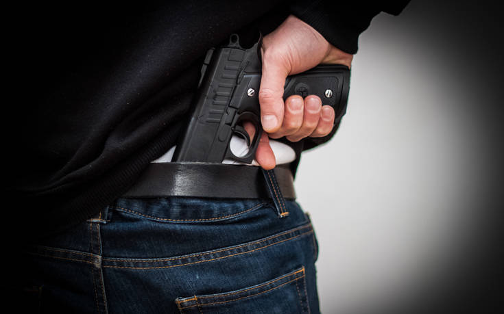 Ληστεία με πυροβολισμούς σε μίνι μάρκετ στη Γλυφάδα