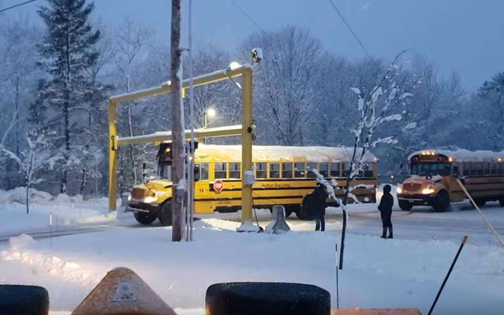 Ο έξυπνος τρόπος για να καθαρίσουν τα λεωφορεία από το χιόνι