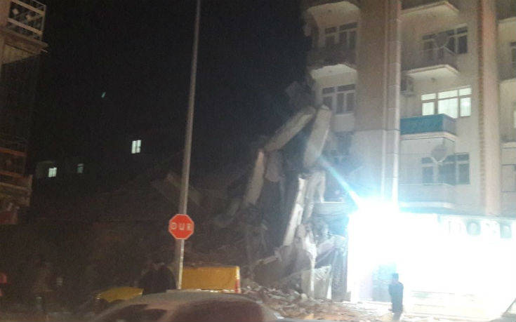 Ισχυρός σεισμός στην Τουρκία: Μεγαλώνει η λίστα του θανάτου, τουλάχιστον 18 άνθρωποι έχασαν τη ζωή τους