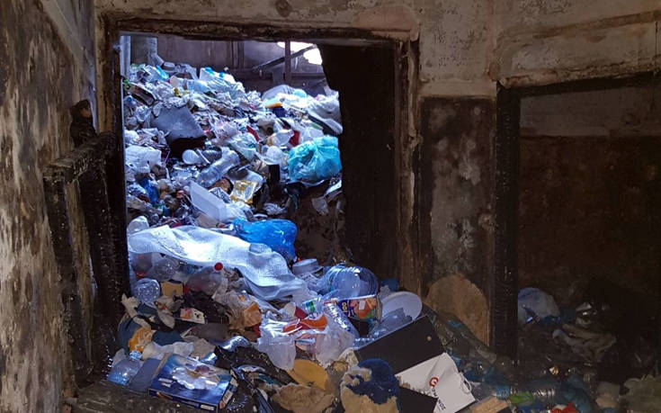 Εκκένωση Λιοσίων: Οι πρώτες εικόνες &#8211; Ζούσαν μέσα σε 35 τόνους σκουπίδια