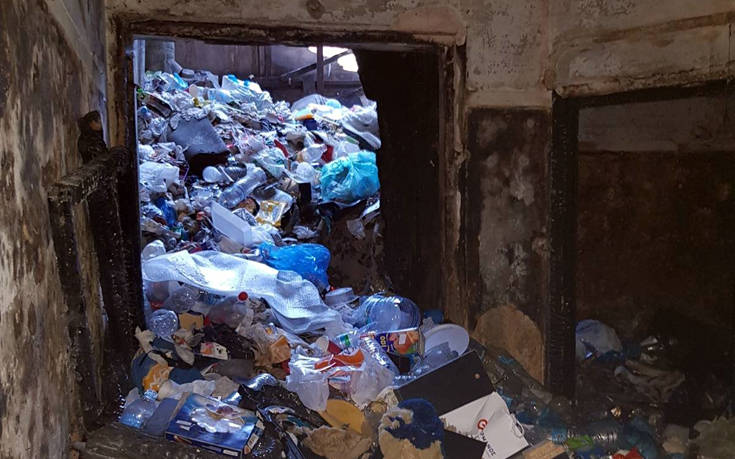 Εκκένωση Λιοσίων: Οι πρώτες εικόνες – Ζούσαν μέσα σε 35 τόνους σκουπίδια