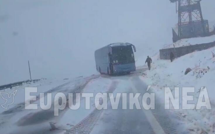 Σχολικό λεωφορείο με 20 μαθητές εγκλωβίστηκε στα χιόνια στην Ευρυτανία