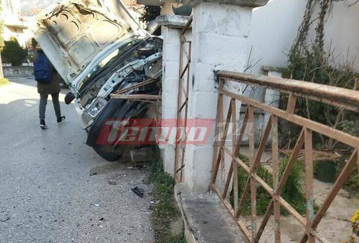 Αυτοκίνητο κατέληξε σε μάντρα – Το ασθενοφόρο έμεινε και… το έσπρωχναν