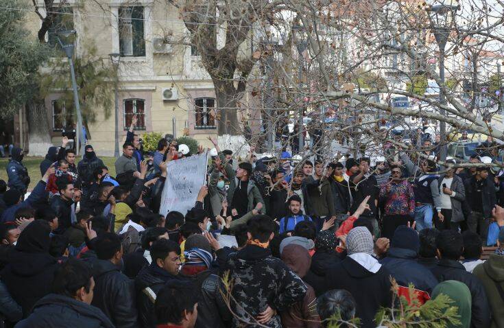 Έκρυθμη η κατάσταση στη Μυτιλήνη – Νεαροί με κράνη και ρόπαλα έκαναν ελέγχους σε Έλληνες και ξένους