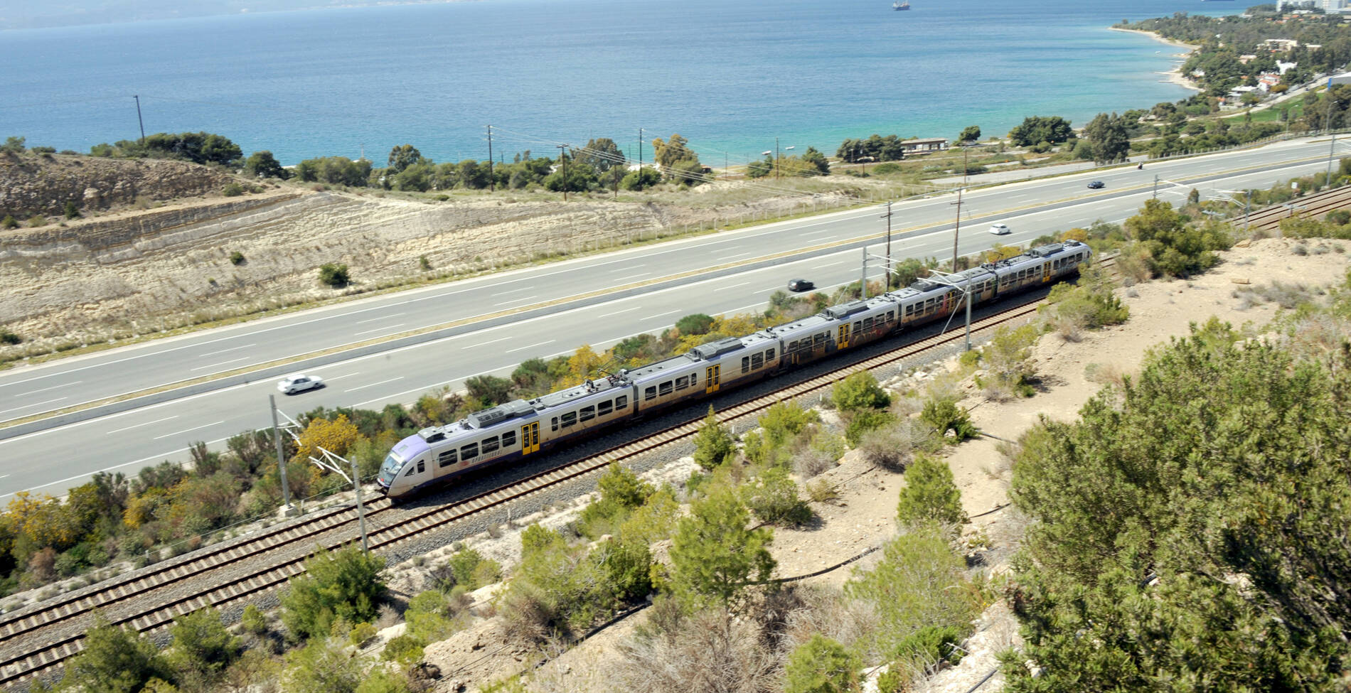 Πώς είναι να κάνεις καθημερινά το δρομολόγιο Κόρινθος-Αθήνα με τον προαστιακό