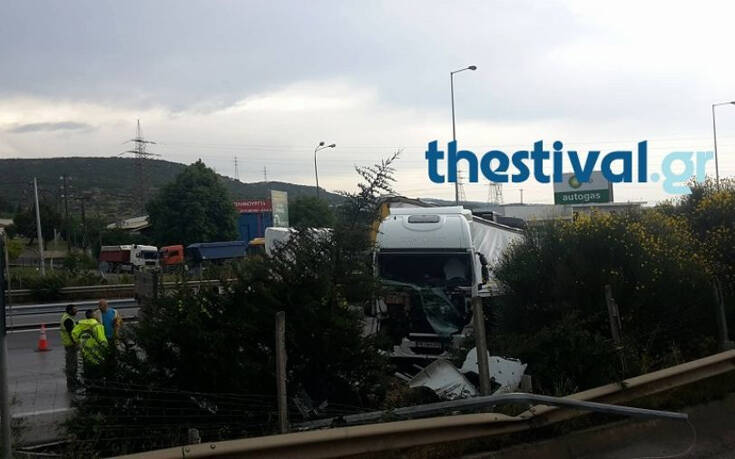 Εκτροπή νταλίκας στο Δερβένι – Κλειστές λωρίδες κυκλοφορίας και στα δύο ρεύματα