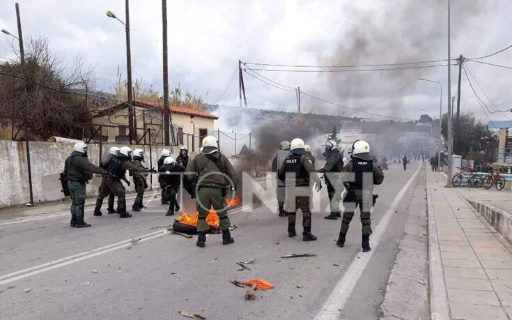 Επεισόδια και χημικά έξω από τη Μόρια