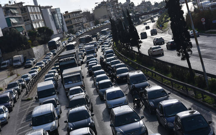 Μποτιλιάρισμα στον Κηφισό: Τροχαίο στην άνοδο, ουρές και καθυστερήσεις