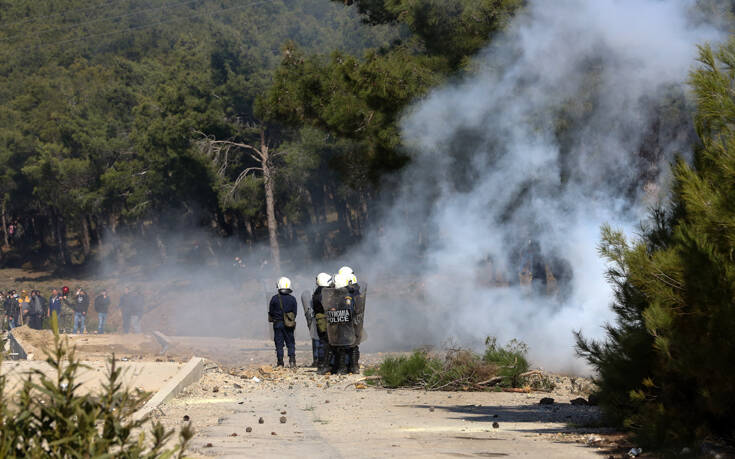 Είκοσι μία συλλήψεις για τις επιθέσεις εναντίον των ΜΑΤ σε Χίο και Λέσβο