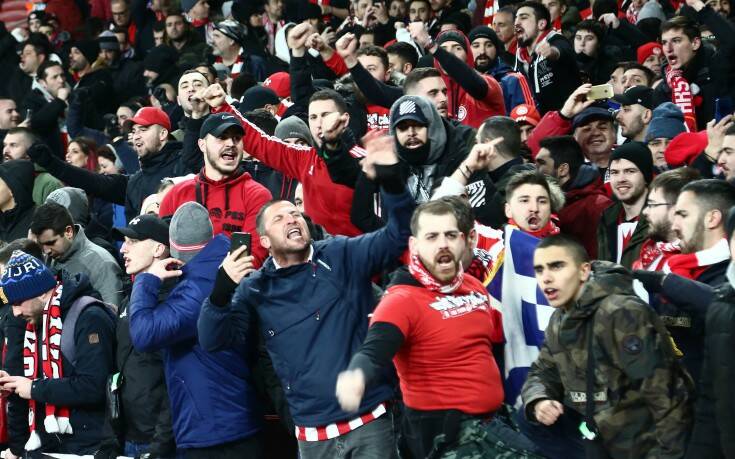 Άρσεναλ – Ολυμπιακός: Πανό για τα γεγονότα της Μυτιλήνης