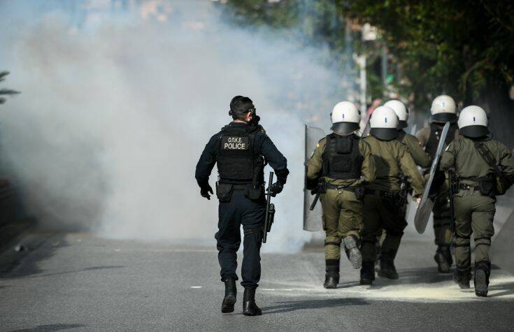 Ραγκούσης για αστυνομικό που έβγαλε όπλο στην ΑΣΟΕΕ: «Ήταν νεοπροσληφθείς ειδικός φρουρός;»