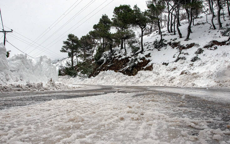 Μάχη τη νύχτα με το χιονιά στη Φθιώτιδα