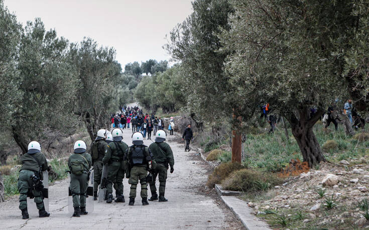 Προσφυγικό: Η κυβέρνηση «καρφώνει» τις ΜΚΟ, ενώ στη Μόρια μυρίζει μπαρούτι