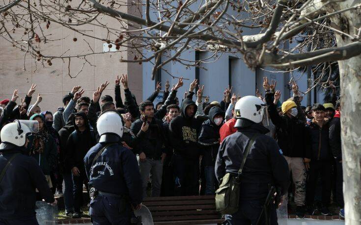 Δύσκολο βράδυ στη Μυτιλήνη: Σκηνικό έντασης στο κέντρο της πόλης