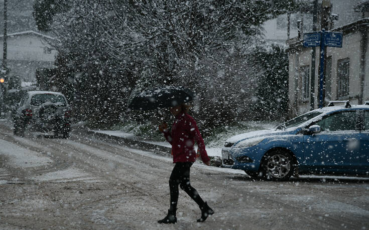 Κακοκαιρία: Ψύχος, χιόνια και θυελλώδεις άνεμοι – Σε κλοιό χιονιά τη νύχτα και η Αττική