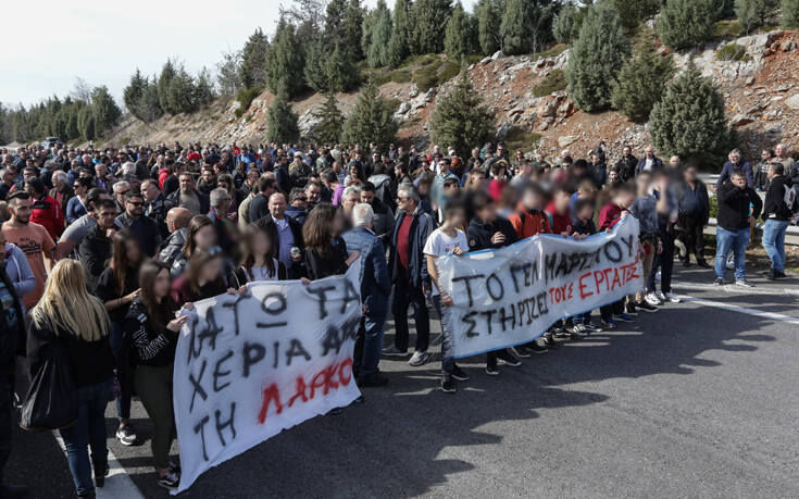 Οι εργαζόμενοι της ΛΑΡΚΟ απέκλεισαν συμβολικά την Εθνική οδό Αθηνών – Λαμίας