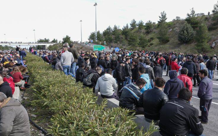 Στα διόδια Πολυμύλου οι εργαζόμενοι της ΛΑΡΚΟ, άνοιξαν τις μπάρες