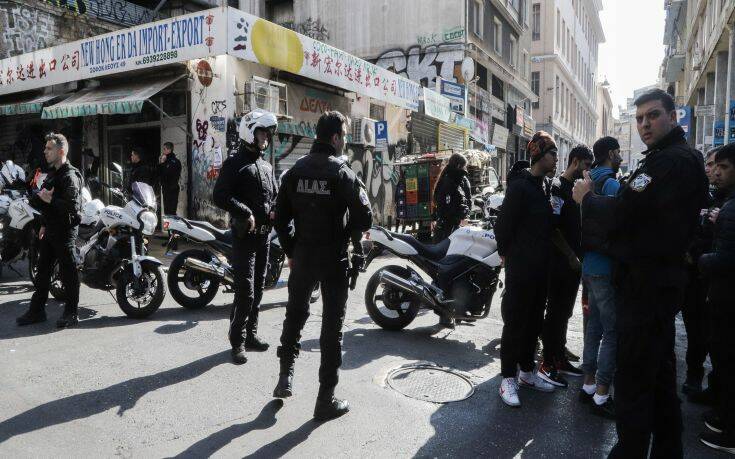 Η ΕΛ.ΑΣ σαρώνει τη Μενάνδρου: 10 συλλήψεις – Ταυτοποιήθηκαν οι δράστες του φονικού