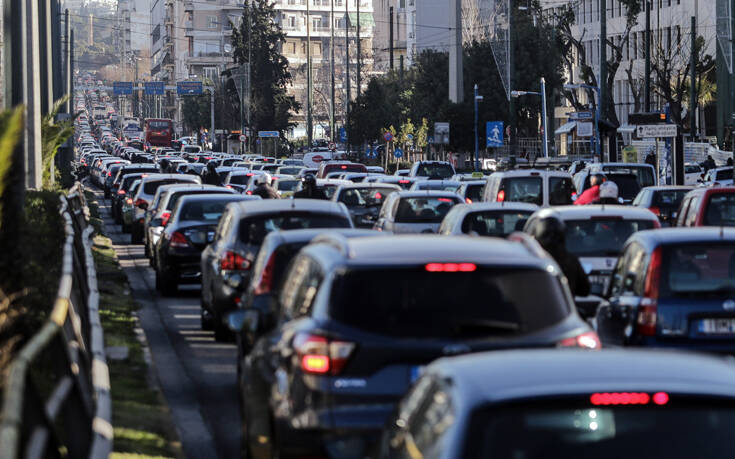 Συναγερμός στη Συγγρού: Άνδρας απειλεί να πέσει από τον 5ο όροφο κτηρίου