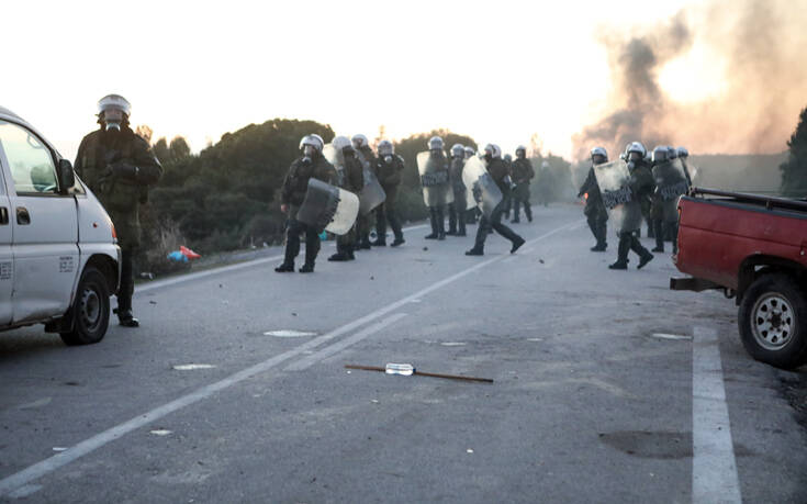 Σύγκρουση με χημικά και κρότου λάμψης στη Λέσβο για την κλειστή δομή