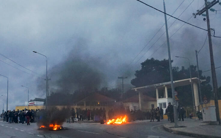 Λέσβος: Εισέβαλαν σε ξενοδοχείο όπου έμεναν τα ΜΑΤ και τους έκαψαν τα πράγματα