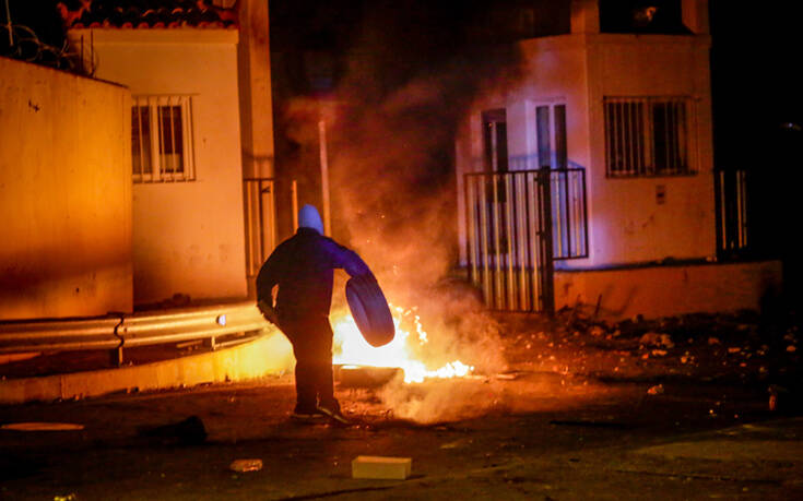 Το χρονικό των συγκρούσεων διαδηλωτών και αστυνομικών στη Μυτιλήνη