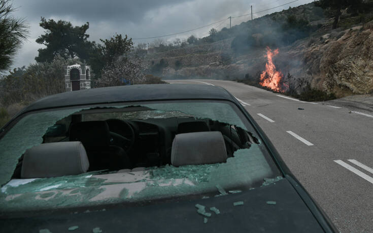 Χίος: Νέα ένταση κατά την αποχώρηση των ΜΑΤ &#8211; Κυνηγητό, σπασμένα τζάμια και φωτιές