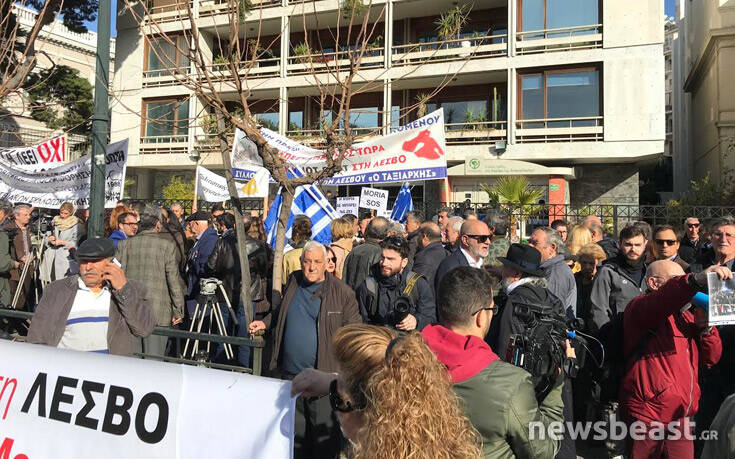 Διαδήλωση για το προσφυγικό: Οι νησιώτες ζητούν να φύγει η Χρυσή Αυγή