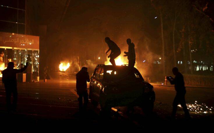 Κόλαση πυρός το βράδυ στην πρωτεύουσα της Λιβύης