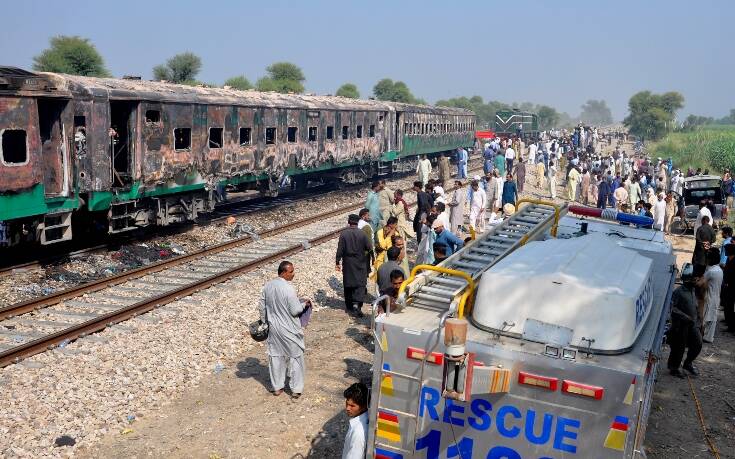 Τραγωδία στο Πακιστάν: 30 νεκροί σε σύγκρουση τρένου με λεωφορείο