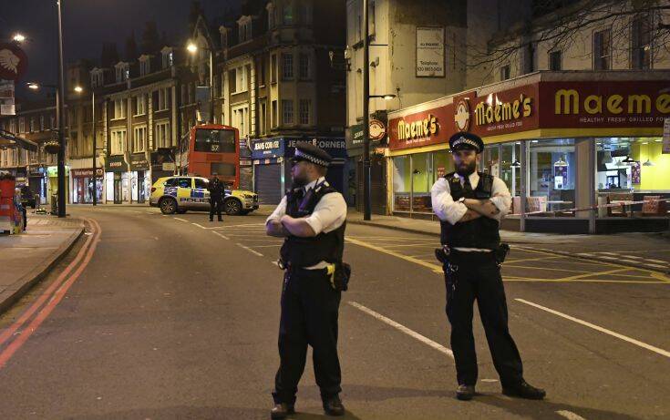 Αστυνομικές έρευνες σε κατοικίες μετά την επίθεση με μαχαίρι στο Λονδίνο