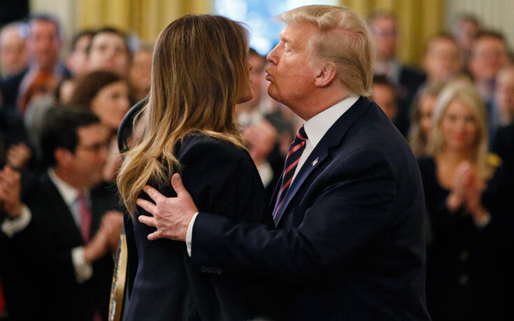 Η αμήχανη στιγμή που ο Τραμπ πήγε να φιλήσει τη Μελάνια στο στόμα κι εκείνη του γύρισε το μάγουλο
