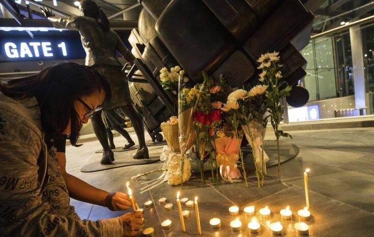 Οι κάτοικοι της Νακόν Ρατσασίμα τιμούν τα θύματα του μακελειού στο εμπορικό κέντρο Terminal 21