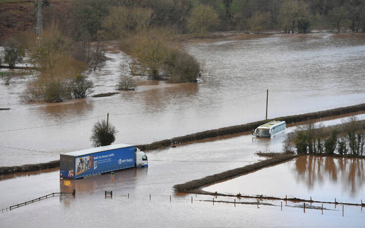Η καταιγίδα Ντένις σφυροκοπά τη Βρετανία: Πλημμύρες και μεγάλα προβλήματα στις μεταφορές