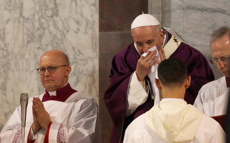 Πάπας Φραγκίσκος: Φίλησε και αγκάλιασε πιστούς παρά την έκρηξη κρουσμάτων κορονοϊού
