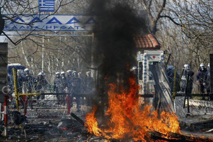 Δείτε φωτορεπορτάζ από τις συγκρούσεις των ελληνικών δυνάμεων με πρόσφυγες – μετανάστες στον Έβρο