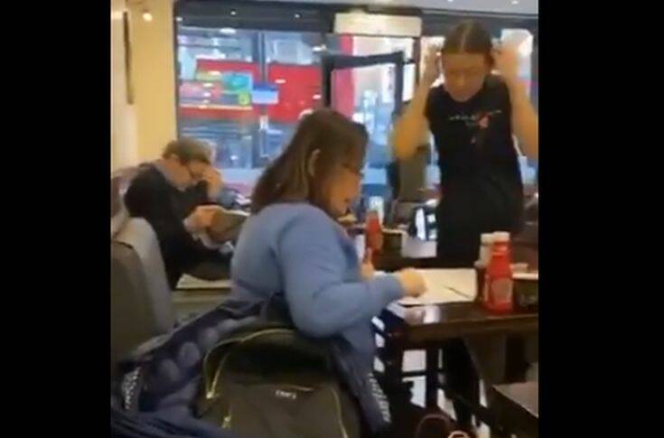 Βίντεο με την επική απάντηση σερβιτόρας όταν της ζητήθηκε να εκκενώσει καφετέρια στο Λονδίνο
